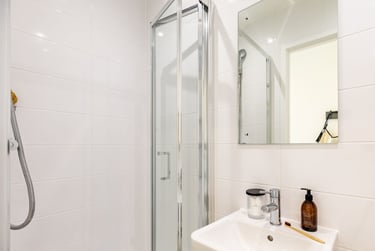 Gold En Suite - Image 8